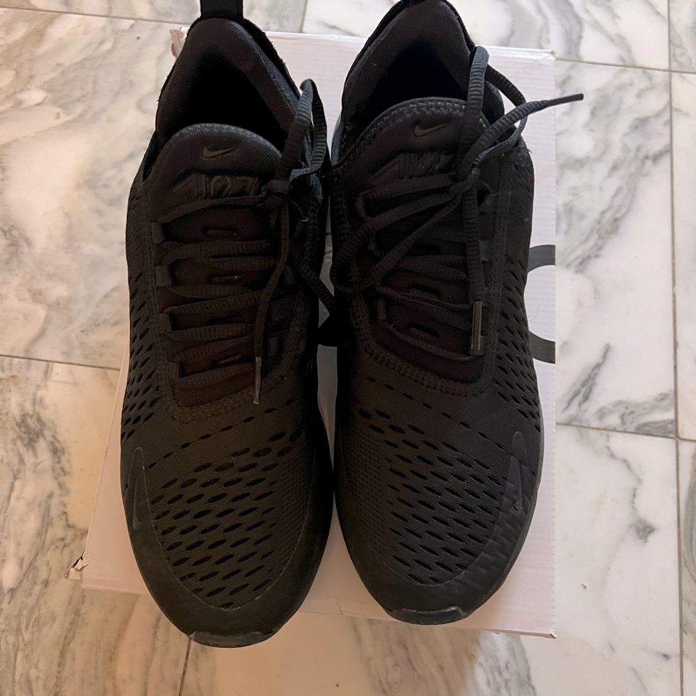 Women’s Nike black air max 270 sneakersr